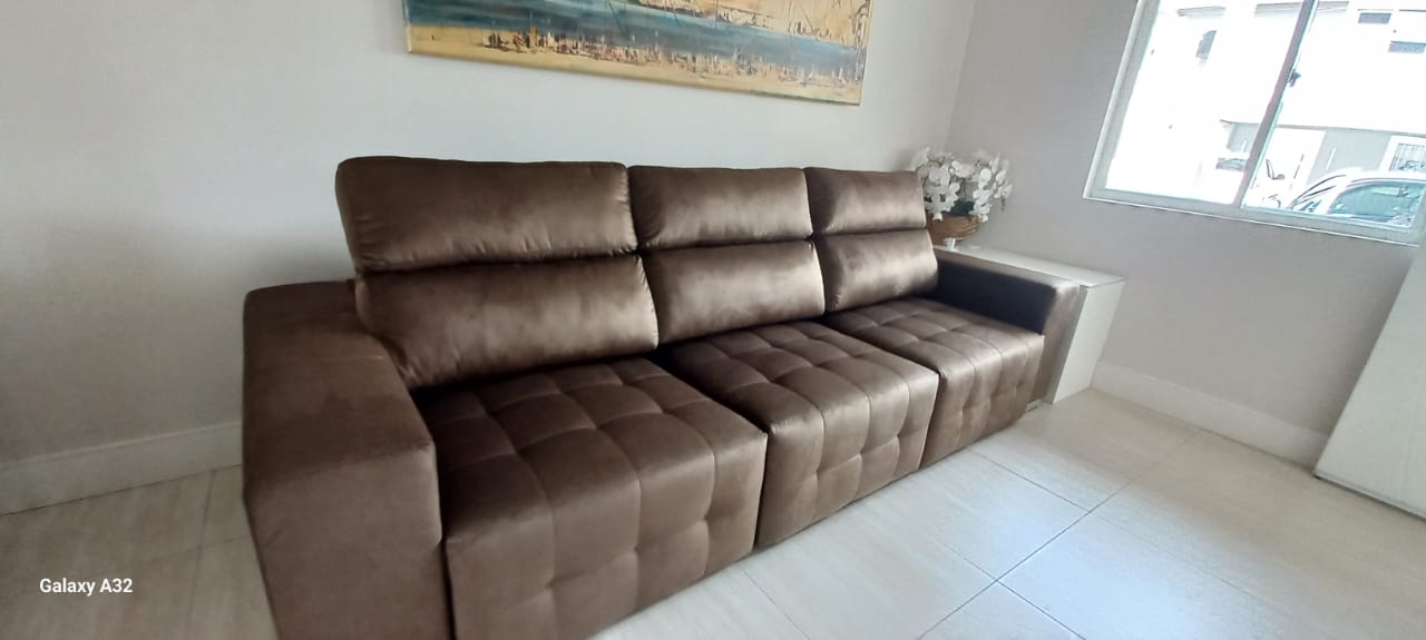 Sofá marrom renovado brilhante
